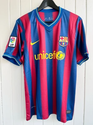 Zlatan Ibrahimović - FC Barcelona - Säljer en klassisk fotbollströja, Zlatan Ibrahimović  FC Barcelona-matchtröja. Tröjan är en reprint i nyskick.   Storlek: XL men motsvarar mer L/XL.  #fotboll