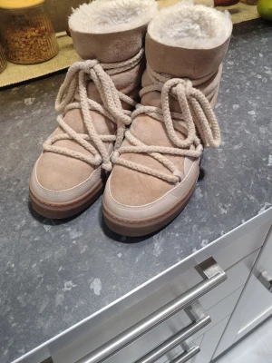 Inuikii skor - Beige skor , från inuikii , fint skick . 