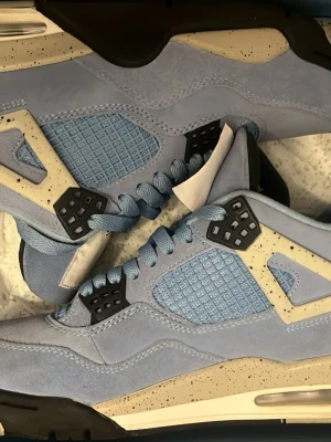 Jordan 4 University Blue - Jordan 4 UNC, de är kopior är i extremt bra skick, har bara använt de två gånger. Pris kan diskuteras.