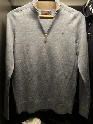 Ljusblå halfzip från Morris - Snygg ljusblå stickad tröja från Morris med halvzip och liten broderad logga på bröstet. Tröjan har ribbade muddar och krage, perfekt för lager-på-lager. Materialet känns mjukt och följsamt. Nypris ligger runt 1700, knappast använd. Kom privat vid funderingar eller prisförslag!🤩😀