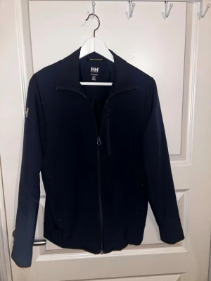 HH windbreaker - Säljer denna otroligt snygga vindjacka från HH | skick 9/10 | pris 899kr | extremt go nu till våren | både påse och kvitto finns kom pm om ni har några funderingar. Mvh