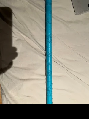 Oxdog hyperlight hes 27   92cm  - Oxdog Hyperlight Hes 27 skaft 101cm kapad till 92 cm Denna klubba är för kort för min spelstil så vill byta (101cm ) eller sälja . Det sitter en KH Linda som har ett grymt grepp sitter bra i handen. Märke Oxdog Vinkel Left Nypris 1899kr Skaftlängd nu 92cm Linda KH Linda