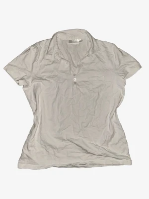 Vit topp - Vit topp med krage! Aldrig använd men köpt på secondhand, jättesöt men används inte🤍🧁