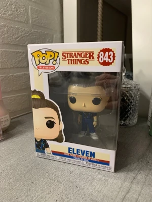 Stranger things funko pop - Eleven från strangerthings funko pop i fint skick, dock står inte de så rakt på bordet. så har tagit ut den men haft den i lådan mest