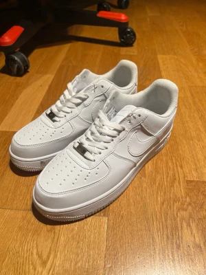 Air Force 1 Vita - Säljer nu mina Air Forces då dom var för små för mig, bara använda 1 gång så i väldigt bra skick. Skriv bara om de är några frågor.