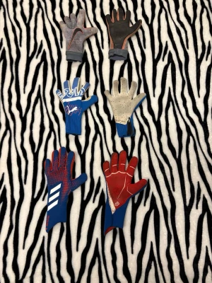 3 olika målvaktshandskar - Säljer 3 olika handskar Skirv till mig vilket eller vilka par ni vill ha så löser jag en ny annons så ni kan köpa dem 👍 Bara att höra av sig vid minsta fundering 🤔 