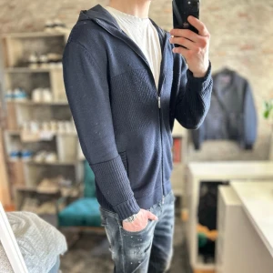 Boggi Milano Cardigan - Mycket bra skick, lite nopprig bara! Passar dig som är mellan 183-193cm ungefär. Nypris ca 3000kr. Modellen är 185 cm, 75kg. Passar bra nu till våren! Skriv för mer information!🤝