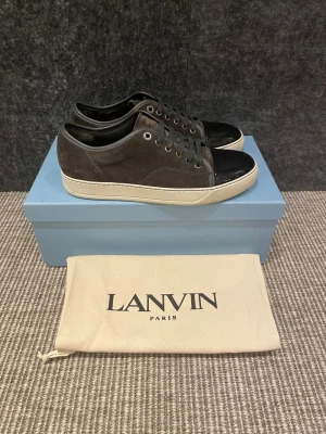 Lanvin skor  - Hej, säljer nu dessa svin snygga lanvin skor. Skorna är i fint skick!  Begränsat antal boxar och dustbag. Hör av dig vid frågor. 