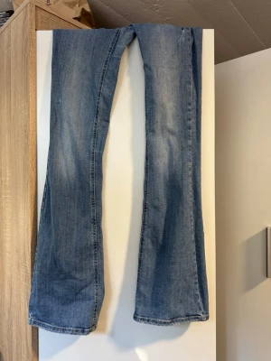 Marin blåa bootcut jeans  - Snygga jeans som sitter otroligt bra och är mid waist, formar kroppen fint och är jätte sköna. Materialet är lite mjukare så formar sig fint. 