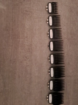 Guards för barbers - Hej! Jag säljer guards från 1/2-8, för barbers. Perfekt för att klippa sig själv eller andra. I nytt skick aldrig använda. Ge bud. VARORNA KOSTAR INTE 0 KR! Tveka inte att kontakta om du är intresserad eller har några frågor