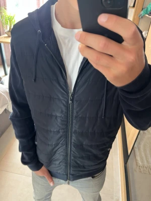 Cardigan jacka från Massimo Dutti - Hej! Säljer en snygg mörkblå cardigan jacka ifrån Massimo Dutti. På tröjan står de size L men i verkligheten är den mer som M.                                                📐= M                                                                           🔖= Massimo Dutti                                               .                                                      ❓= Vid frågor så skriv till mig 