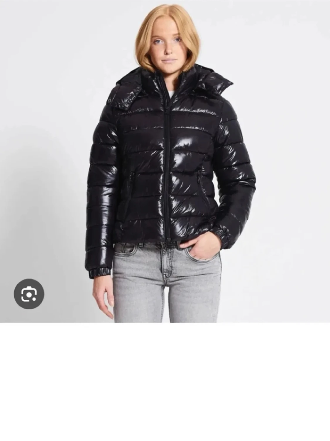 Svart glansig pufferjacka