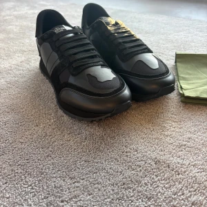Svarta sneakers från Valentino - Snygga svarta sneakers från Valentino, helt nya. Hör av er vid frågor och intresse. 