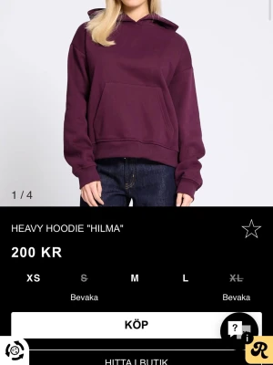 Mörklila hoodie med huva - Säljer en tung och oversized mörklila hoodie från Hilma. Hoodien har en stor känguruficka framtill, ribbade muddar vid ärmslut och nederkant samt en rejäl huva. Perfekt för en chill och avslappnad stil. Pris kan diskuteras 