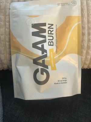 GAAM Burn Mango Lemon pulver - Pulver med smak av mango och citron från GAAM, förpackad i en vit och gul påse. Innehåller 240 gram och räcker till 30 portioner. Produkten är tillverkad i Sverige och används som kosttillskott. Helt oöppnat, säljer då jag råka köpa fel