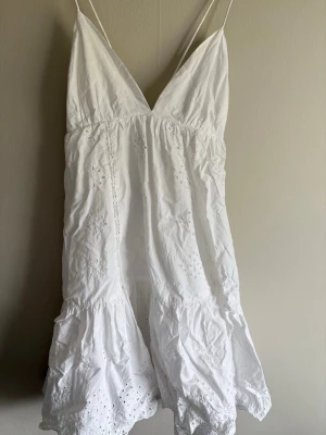 Vit klänning  - Fin klänning från Zara i storlek S. Passar till massa tillfällen☀️