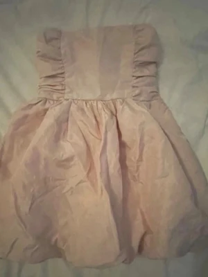 Rosa bandeu klänning - Jättesöt kort ljusrosa bandeu klänning perfekt till sommaren. Har dragkedja på sidan och fickor. Öppen för prisförslag