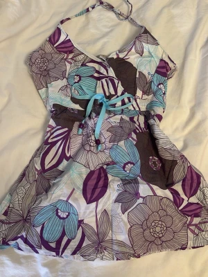 Sommar halterneck topp - Jätte perfekt för sommaren med sin hater neck och blommiga mönster. Använt fåtals ggr, vintage! Passar S/M
