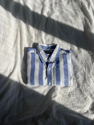 Randig blåvit skjorta från Morris - Snygg skjorta från Morris med breda blå och vita ränder.