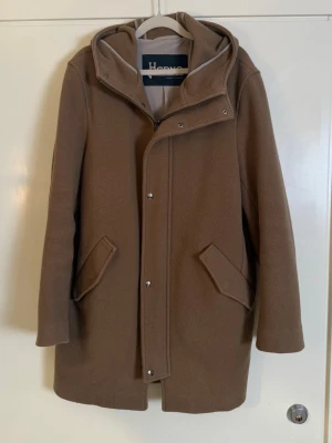 Herno  - Herno trench coat med luva. Sjukt cool. Färg: camel brun. Skick 9/10 som ny, storlek 50 fits M/L. Pris 3290! Finns att köpa på våran hemsida, Fashionels.com