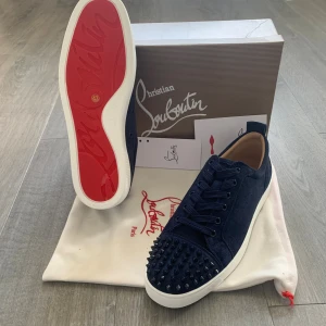 Louboutin skor - Säljer ett par feta Christian Louboutin skor i storlek 43. Allt på bilden ingår inklusive extra spikar. Hör gärna av er vid minsta fundering.