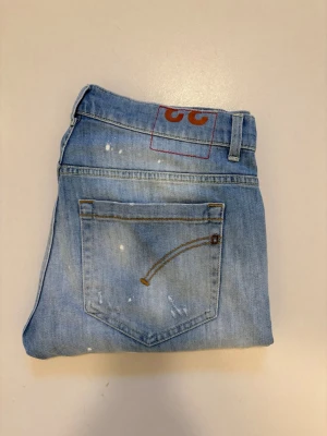 DonDup George jeans - Ljusblåa DonDup George jeans med slitningar//  Mycket bra skick //  Storlek 33 //  Mått  Midja bredd 43cm   Längd 103cm  Skriv vid minsta fråga eller fundering🤝 