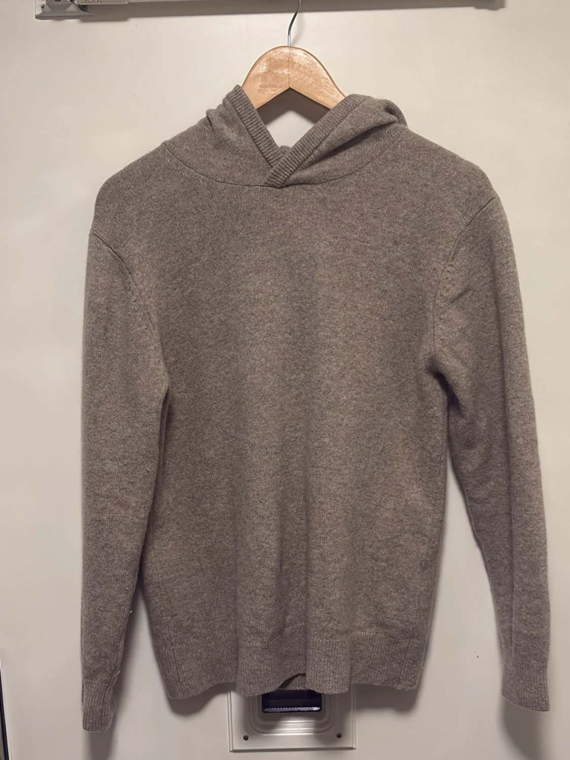 Beige stickad hoodie i merinoull - 1