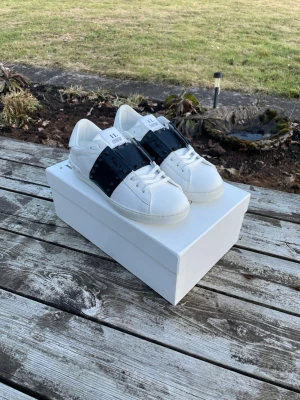 Valentino Garavani Open svarta - Otroligt feta och populära Valentino sneakers. Passar i princip allt. Helt nya och oanvända. Skick: 10/10. Skriv vid minsta lilla fundering! Priset är ej fast!😆