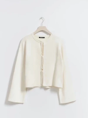 Vit tröja med knytning - Trendig vit tröja från Gina Tricot med öppen front och tre knytband. Tröjan har rund halsringning, långa ärmar och en avslappnad passform. Perfekt för lager-på-lager och att styla med jeans eller kjol. Hör av dig vid frågor!🤍✨