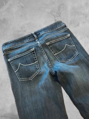 Mörkblå jeans från jacob cohën - Säljer nu ett par mörkblåa jeans från jacob Cohen i storlek W27! Mindre i storlek!