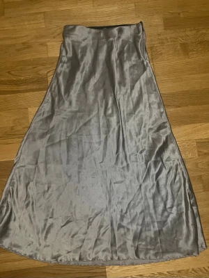 Silvrig Lång Kjol - Storlek XS. Bra skick. Köpt på Lager 157.