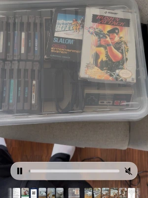 Nintendo NES med spel och kontroller - Nintendo Entertainment System (NES) i klassisk grå design med två originalkontroller, strömadapter och flera spelkassetter. Konsolen är tillverkad i plast och har den ikoniska retrolooken från 80-talet. Perfekt för dig som gillar retrospel och samlar på klassiker. Supermario sitter i ska väll tilläggas