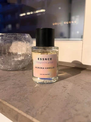ESSNCE Aurora Vanille - Aurora Vanille Eau de Parfum från Essnce x Margareta Grääs. En fräsch vaniljdoft. Förvarad mörkt och svalt i garderob.