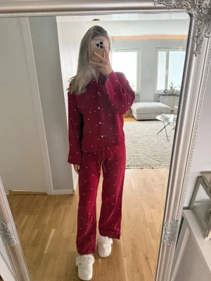 Pyjamas - Ny med lappar, med hjärtan på