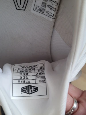 Vita FLY SNK W sneakers från CMP - Stilrena vita sneakers från CMP, modell FLY SNK W. Skorna har en klassisk låg design med snörning. Inköpta på stadium outlet. Använda 1 gång