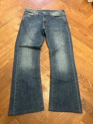 Vintage Levis 527 Bootcut Jeans - Midja: 43 cm Längd: 101 cm Innerbenslängd: 75cm Benöppning : 24 cm Uppsydda längst ner NOTE!!!!!!!🚩🚩🚩🚩 Måtten kan variera +- 1 cm   Jag tar inga bilder med jeansen på eftersom att dom oftast inte passar mig! 