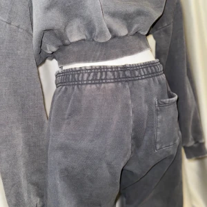 Entire Studios Mörkgrå mjukisbyxor - Säljer ett par mörkgrå Sweatpants med resår i midjan och dragsko för skön passform. Ett snöre på dragskon har gått upp lite som du ser på bilden men sitter på insidan så det syns inte då. Storlek M 