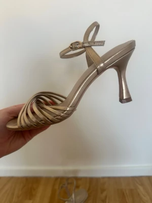 Guldiga balskor - Balskor använda en gång, med bredare klack och väldigt bekväma att gå i. 