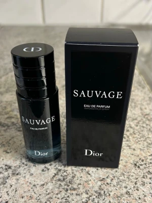 Dior Sauvage Eau de Parfum - Dior Sauvage Eau de Parfum 30ml. Ny bara testat spreja med den en gång. Köpt för 900kr på kicks
