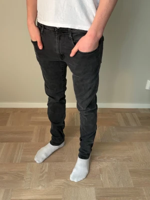 Replay anbass hyperflex  - Säljer dessa sjukt feta replay anbass hyperflex jeansen som passar till allt! Grymt skick. Storlek 33/32 passar lite tajtare. Han på bild är 184 cm lång. Hör av er vid eventuella frågor/ fler bilder! 