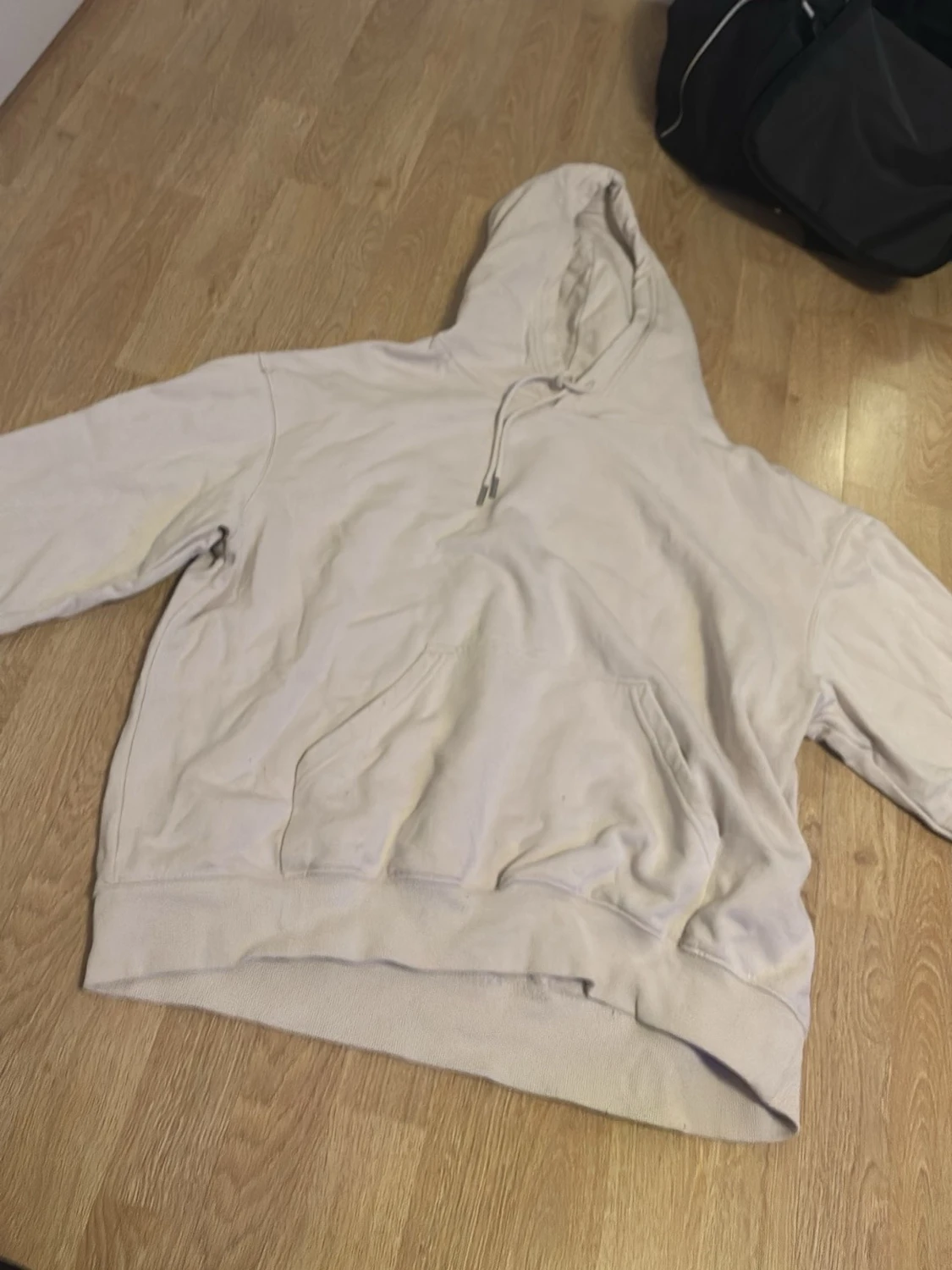 Beige hoodie med huva och ficka