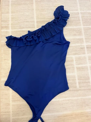 Tre trendiga toppar i blått, rött och svart - Säljer tre snygga toppar kraftigt inspirerade av senaste trenderna. Svarta och blåa toppen är s-storlek och den röda är xxs-storlek. Säljs tillsammans.