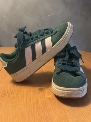 GRAND COURT BASE Adidas sneakers strl 40  - Snygga gröna Adidas sneakers i strl 40. Använda men i bra skick. Ovandelen är i mockaliknande material och sulan är vit. Perfekta för dig som gillar en sportig och stilren look.
