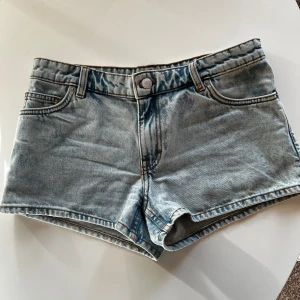 Lågmidjade shorts  - Ett par superfina lågmidjade shorts från Monki. Storlek 27