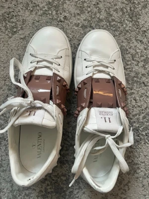 Valentino Rockstud vita sneakers - Snygga vita sneakers från Valentino. De är köpta på vestiaire där har de även gått igen om äkthetskontroll. De är väldigt sparsamt använda. Hör av er vid frågor💞