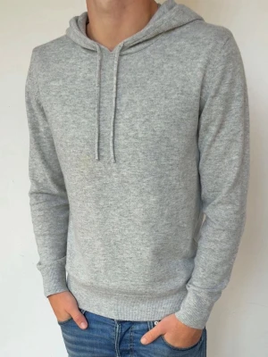 Kashmir/Merino hoodie - Ljusgrå Kashmir/Merino hoodie i storlek M. Modellen är 180cm lång! Skick 10/10, använd 1 gång! Hör av dig vid frågor!🌟