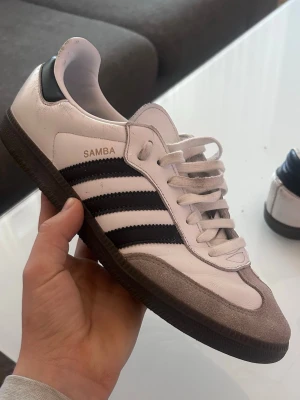 Adidas samba - Ett par adidas samba i bra skick med en liten skada på mockan men syns inte vid andvändning. Priset kan diskuteras vid en snabb och smidig affär 
