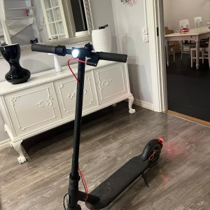 Elsparkcykel till salu - som ny! -   Säljer min Xiaomi-scooter som är nästan ny – köpt för bara 5 månader sedan och väldigt lite använd. Den är smidig, snabb och perfekt för att ta sig runt i stan. Scootern kör upp till cirka 23 km/h och har punkteringsfria däck, så du slipper oroa dig för punktering.  Det enda som behöver fixas är bromsen, som har gått av. Jag har dock delen kvar, och det är inte dyrt att laga. Perfekt för någon som vill göra ett bra kap och få en nästan ny scooter till ett bra pris.