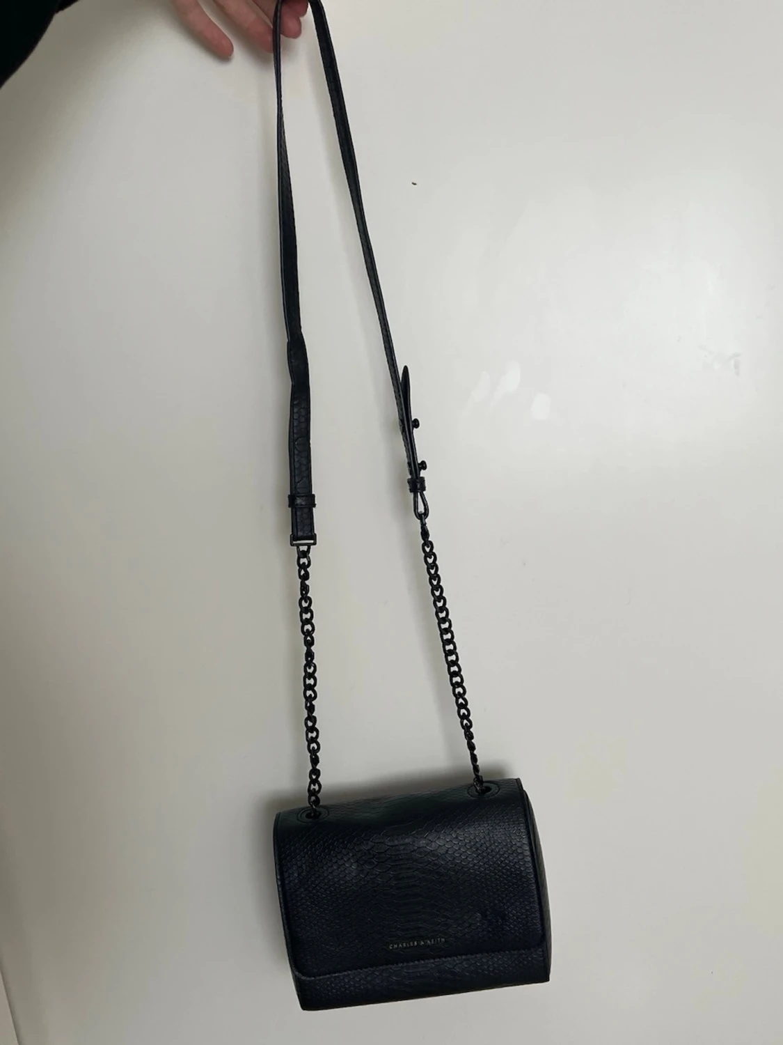 Svart axelväska Charles & Keith