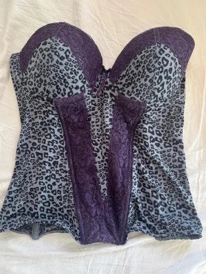 Leopard print korsett  - Jättesnygg korsett som jag köpte på vinted tror jag. Stretchig, går att sätta på band. Kan gå ner i pris